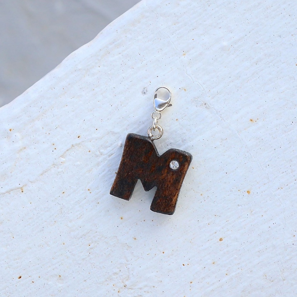 【Honeywood】手工木製吊飾 》》英文字母＠ M 。吊飾 禮物訂製