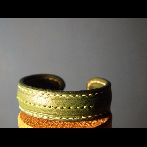 Leather bangle "Moss" 特製款皮手環 「苔癬」